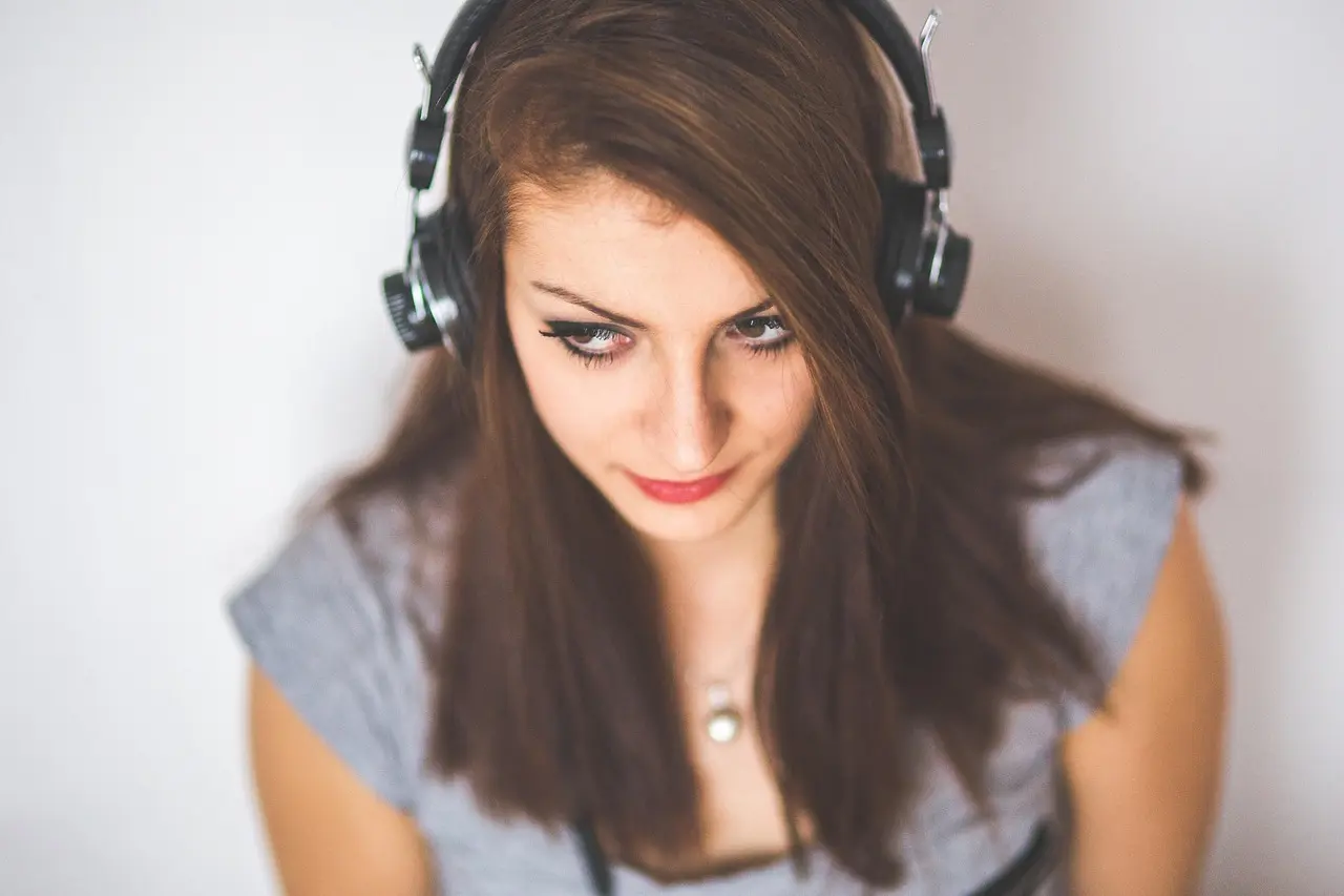 Fokuseret gamer med headset